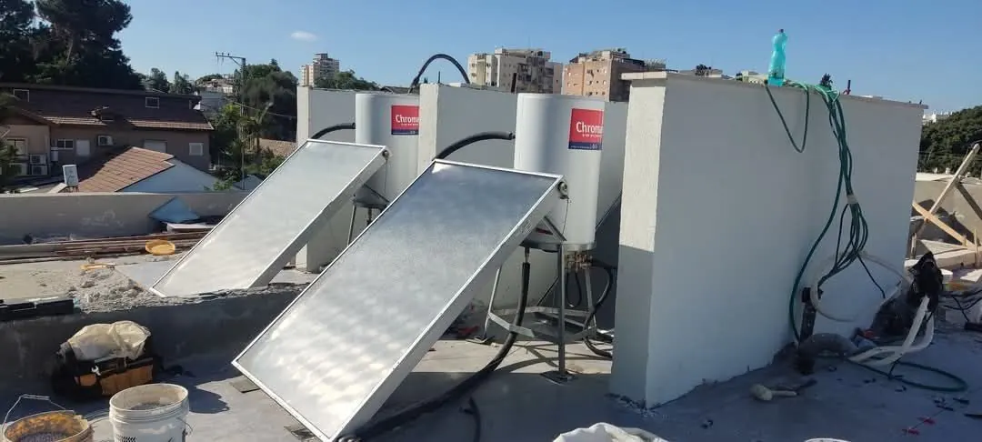 התקנת דוד שמש אמישראגז עם קולט שמש על גג
