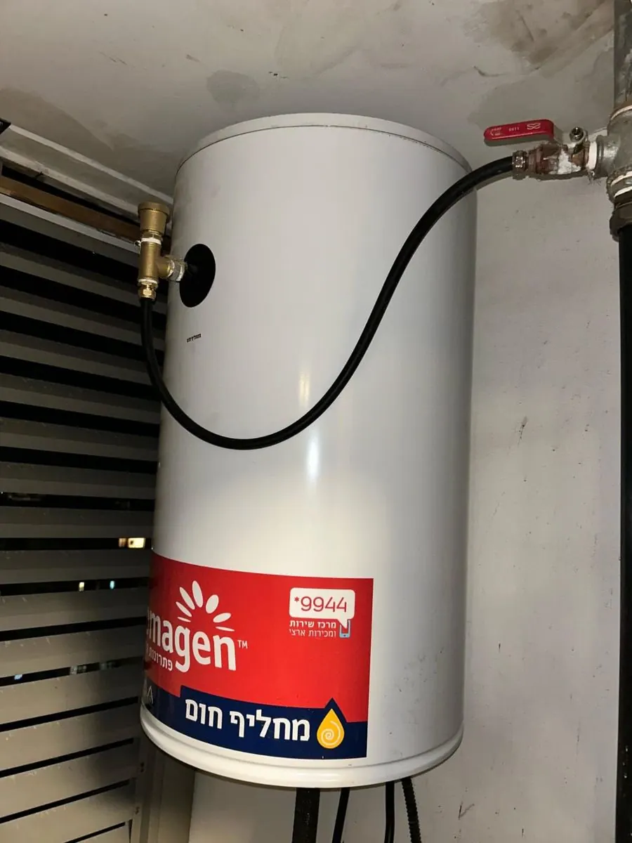 מתקין דודי שמש מקצועי על גג בית