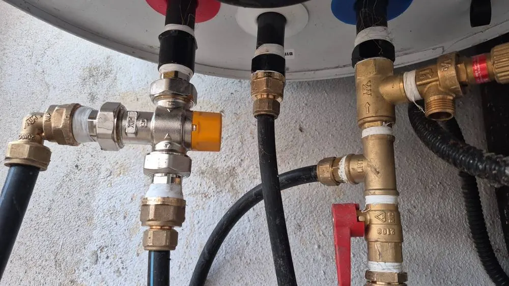 התקנת מחליף חום כרומגן במרפסת שירות